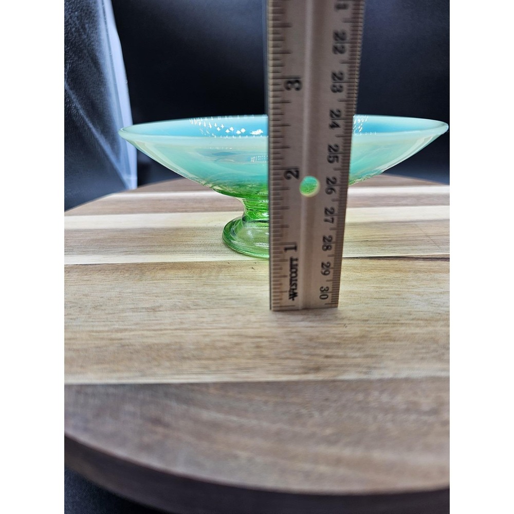 Vintage Green Irridescent Footed Bowl Leaf Berry‎ Design Green Glass - Picture 7 of 10